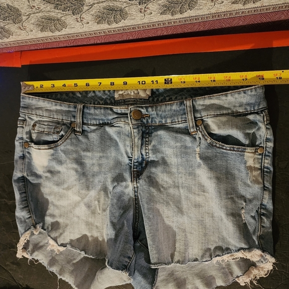 Torrid 3.5" Light Wash Cut Off Raw Hem Distressed Jean Shorts Size 16 - Picture 10 of 11